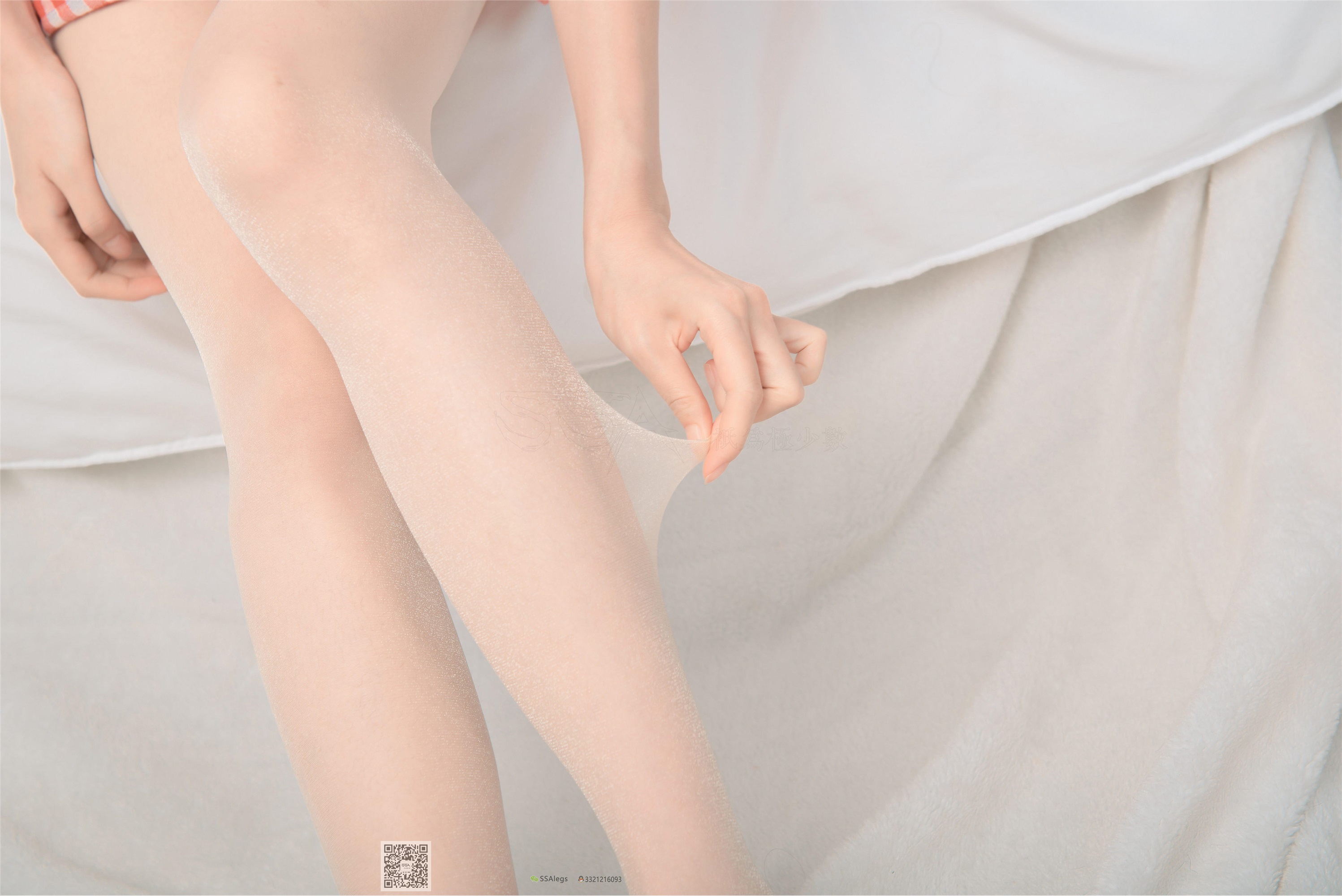 SSA丝社 NO.014 小琪琪 闪光开裆丝袜的另一种演绎